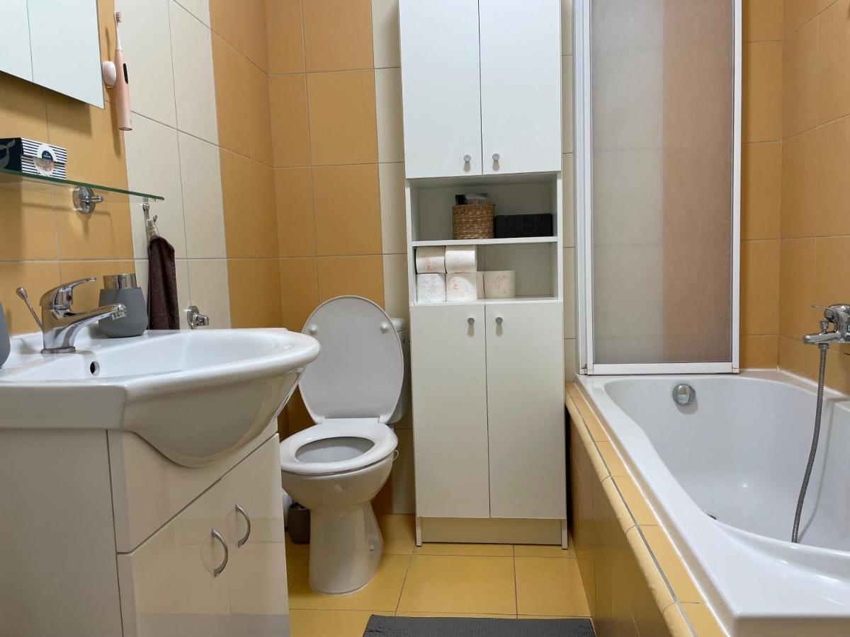 Cozy Apartment Near The City Center Hradec Králové Екстериор снимка
